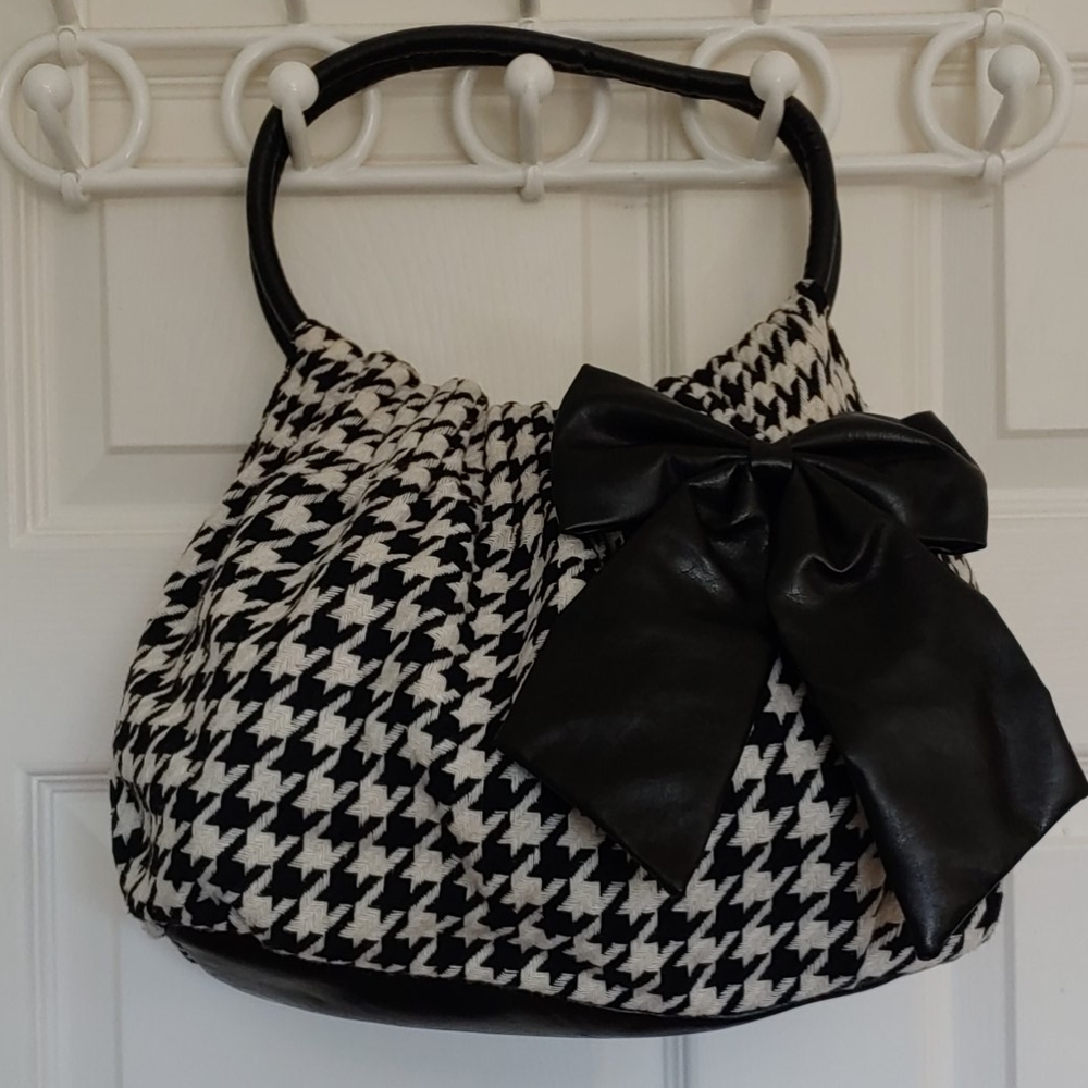 👜 NWOT Black & White Bag